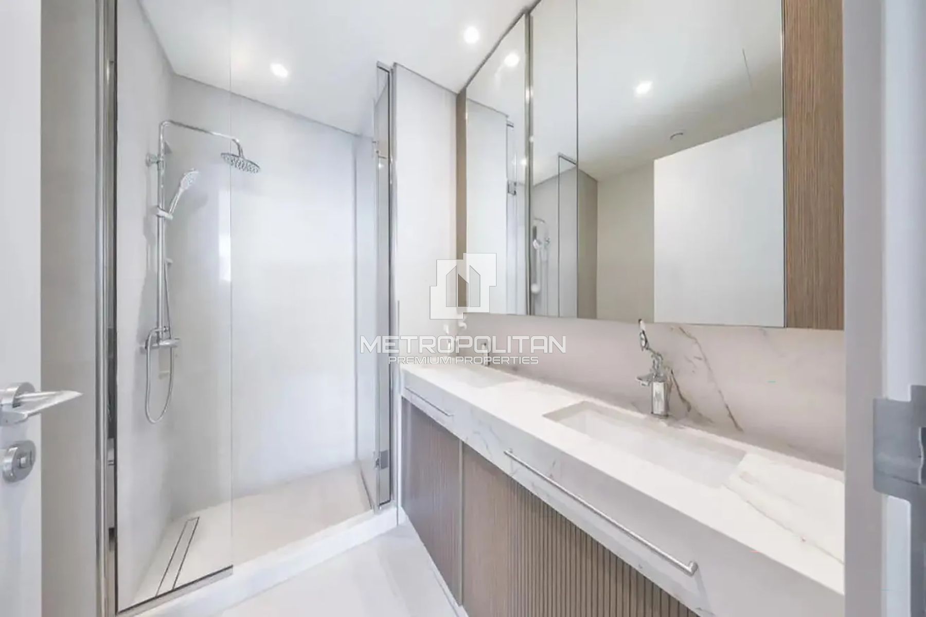 High Floor Unit | Direct Beach Access | Sea View