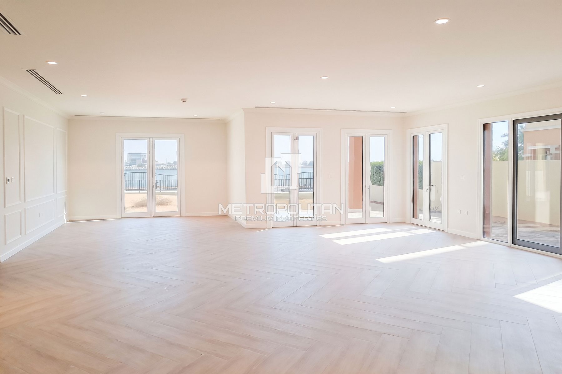 5BR Townhouse for Sale in Sur La Mer, Jumeirah - MPS-52683