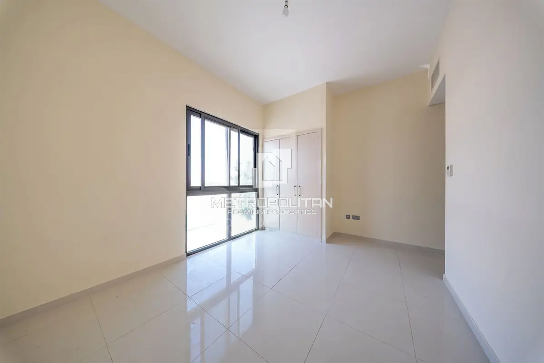 3+Maid | End Corner | Single Row | Closed Kitchen