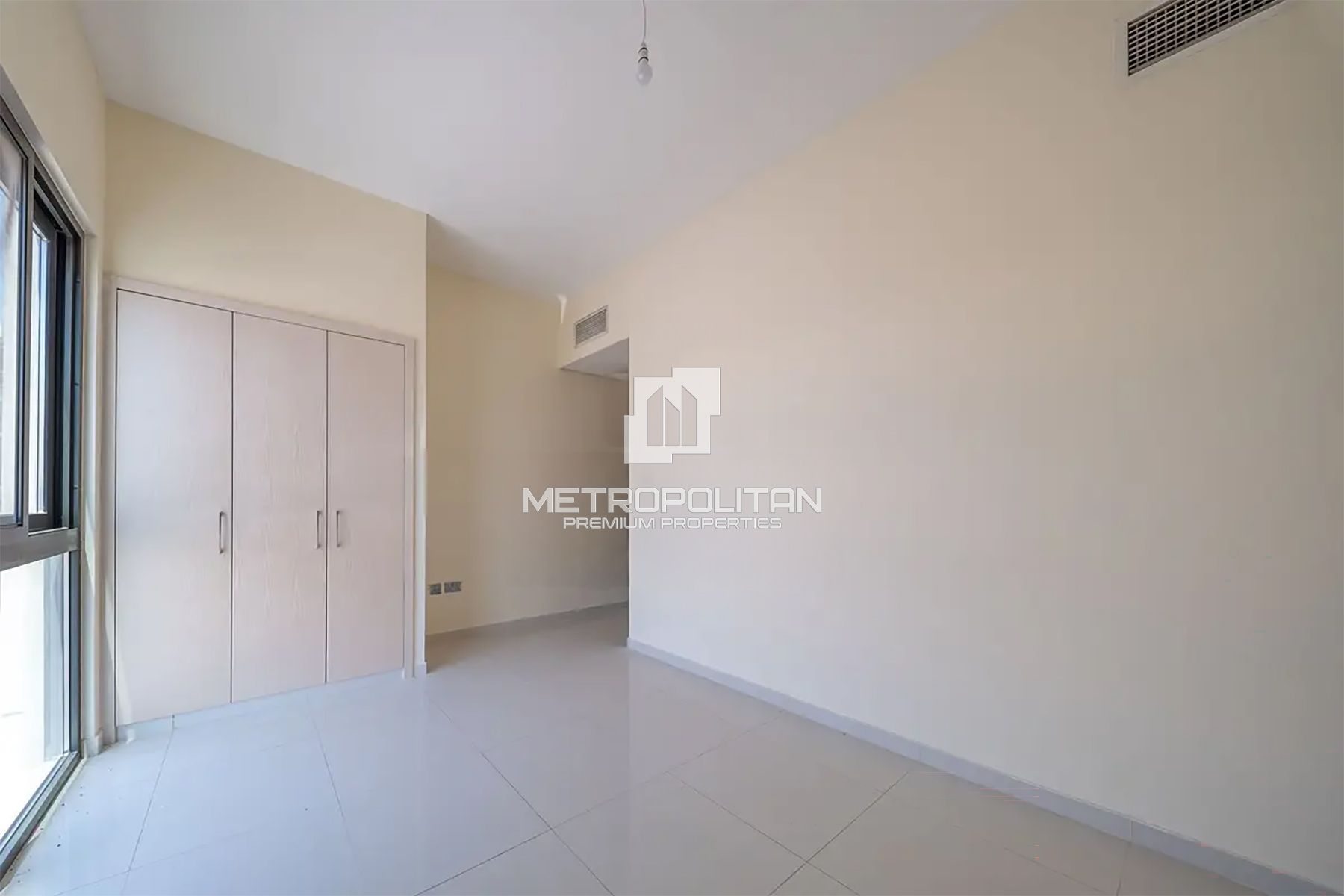 3+Maid | End Corner | Single Row | Closed Kitchen