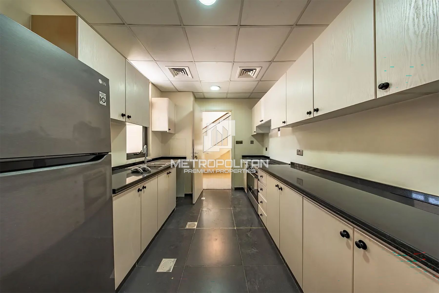 3+Maid | End Corner | Single Row | Closed Kitchen