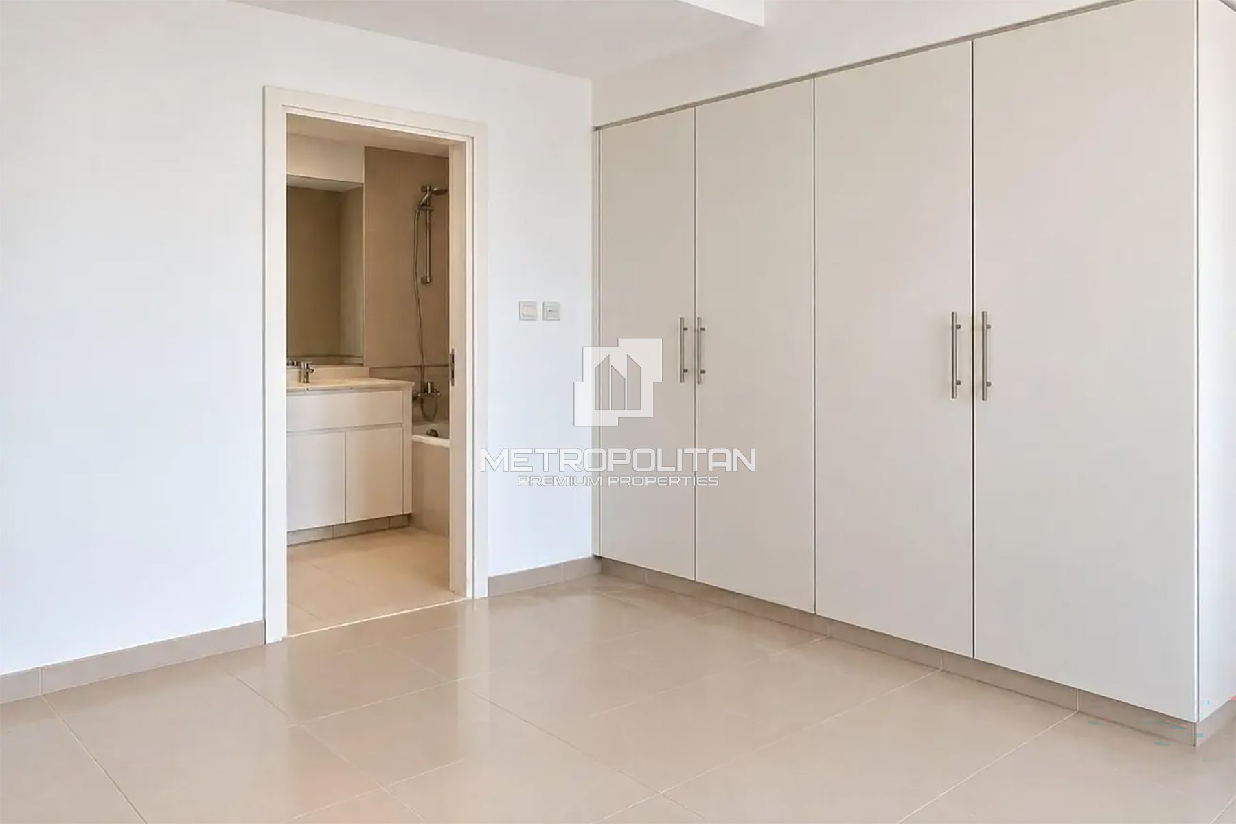 3+Maid | End Corner | Single Row | Closed Kitchen