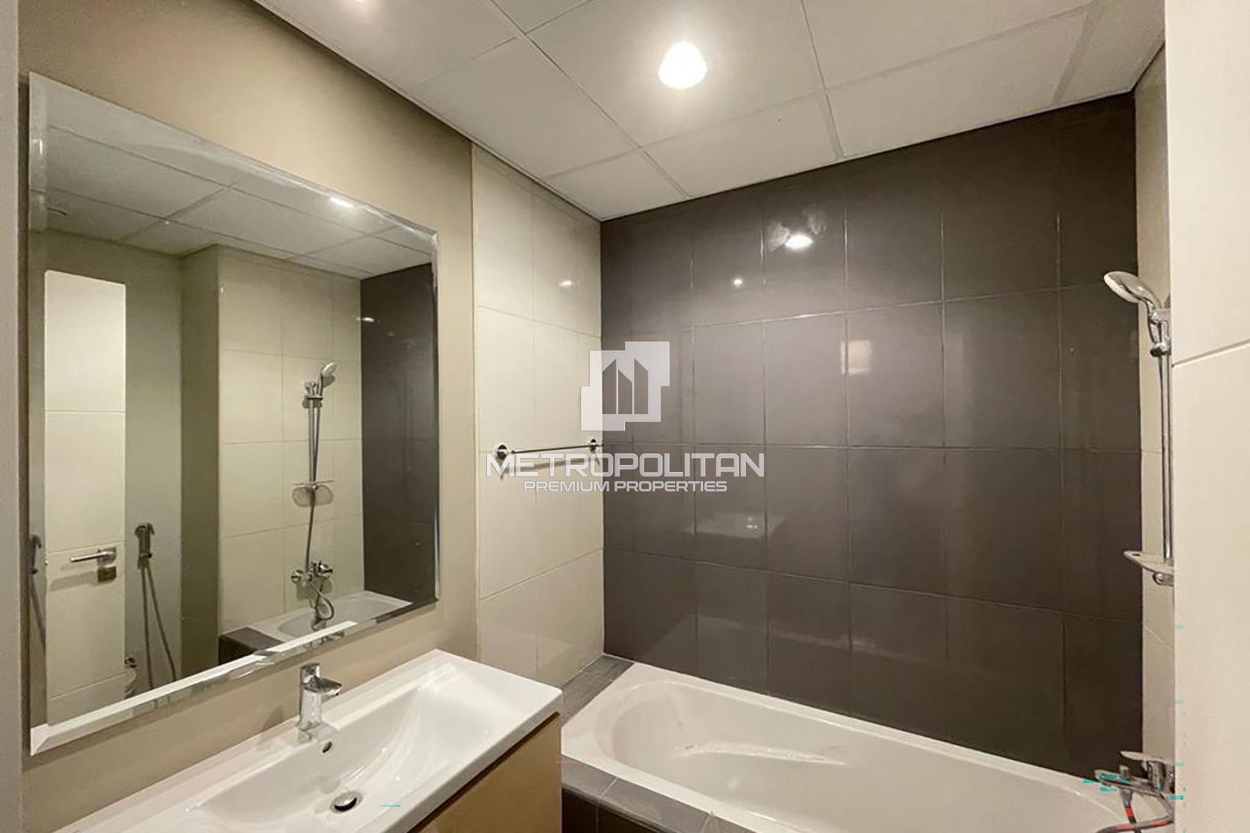 3+Maid | End Corner | Single Row | Closed Kitchen