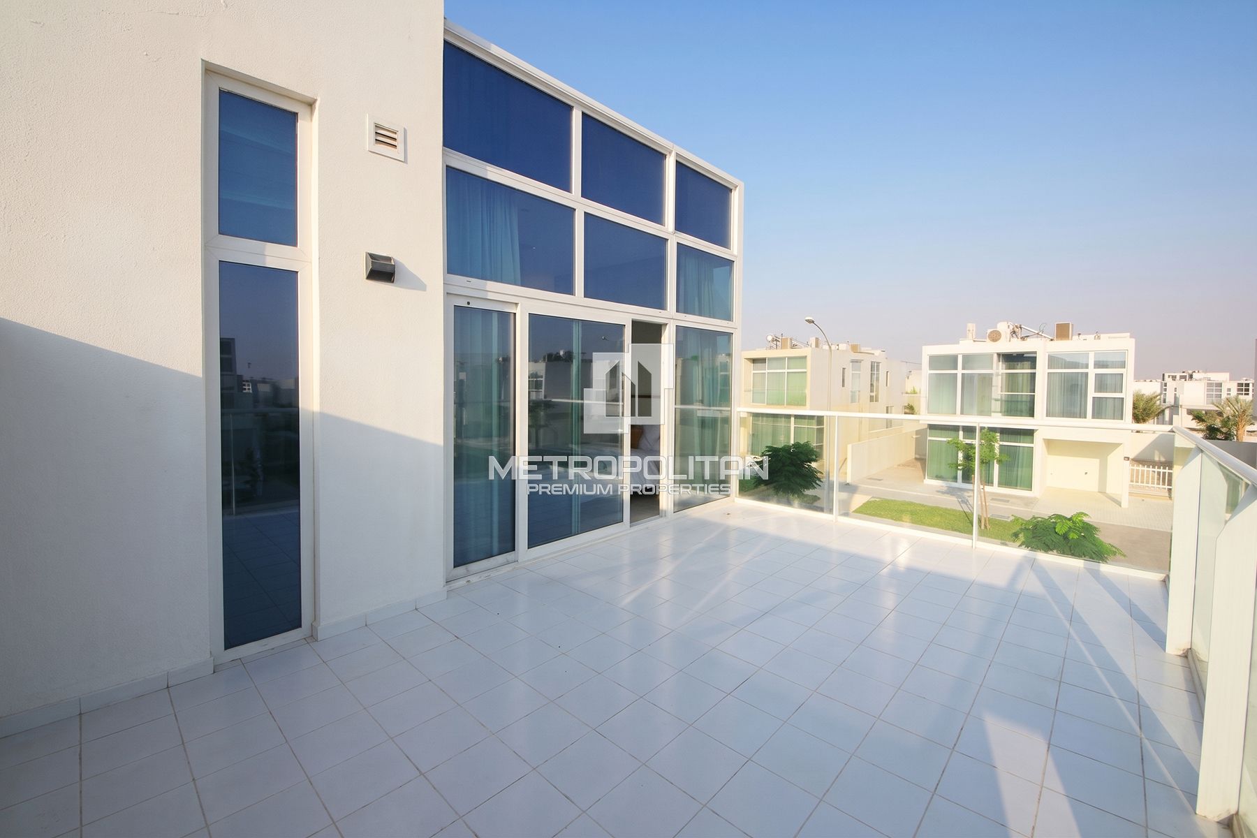 3+Maid | End Corner | Single Row | Closed Kitchen