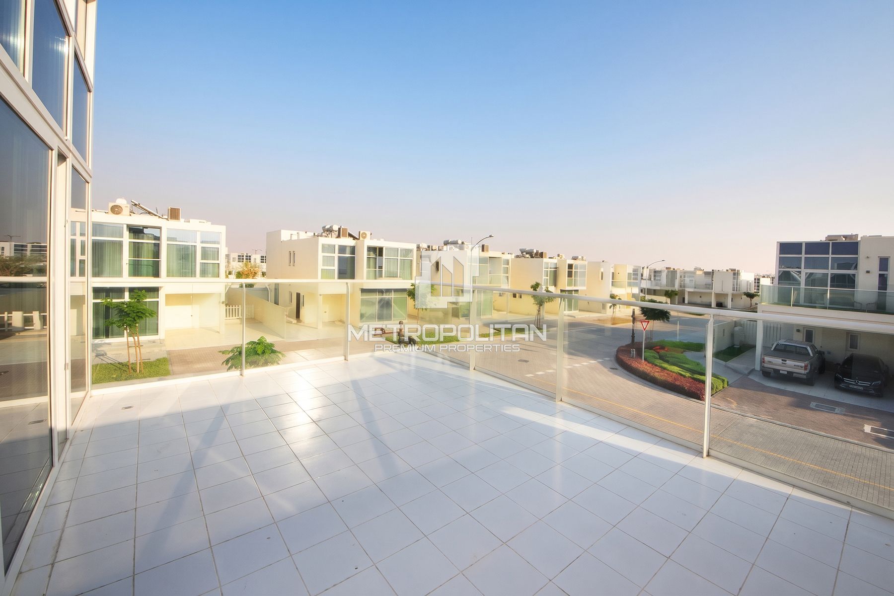 3+Maid | End Corner | Single Row | Closed Kitchen