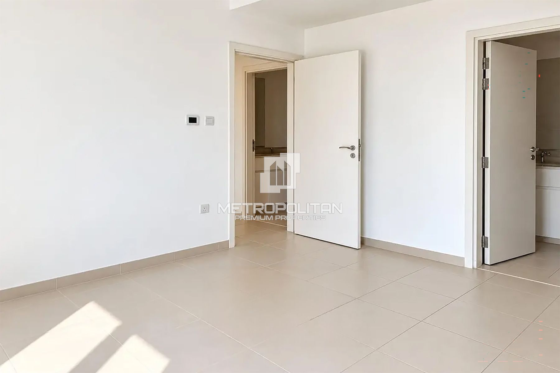 3+Maid | End Corner | Single Row | Closed Kitchen