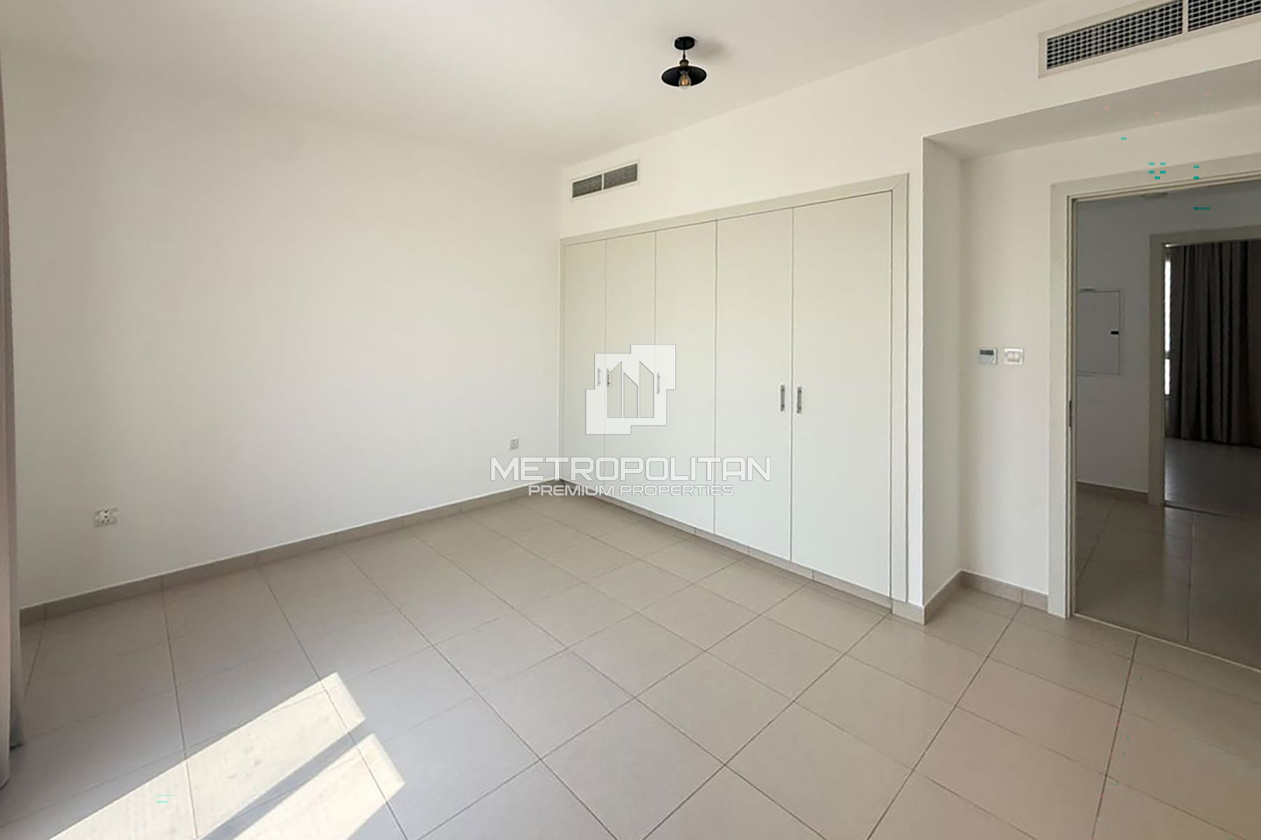 3+Maid | End Corner | Single Row | Closed Kitchen