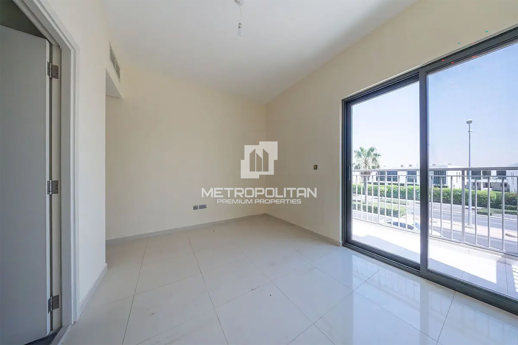 3+Maid | End Corner | Single Row | Closed Kitchen