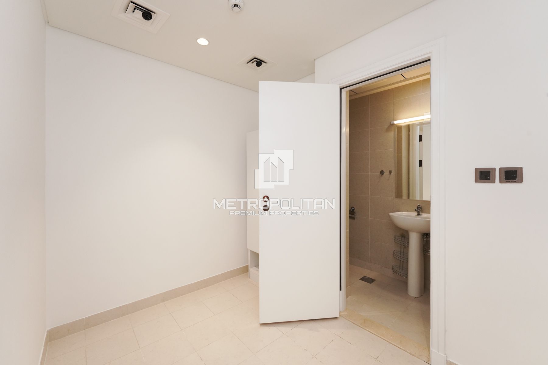 Spacious | Unfurnished | Beach | Palm View| Vacant