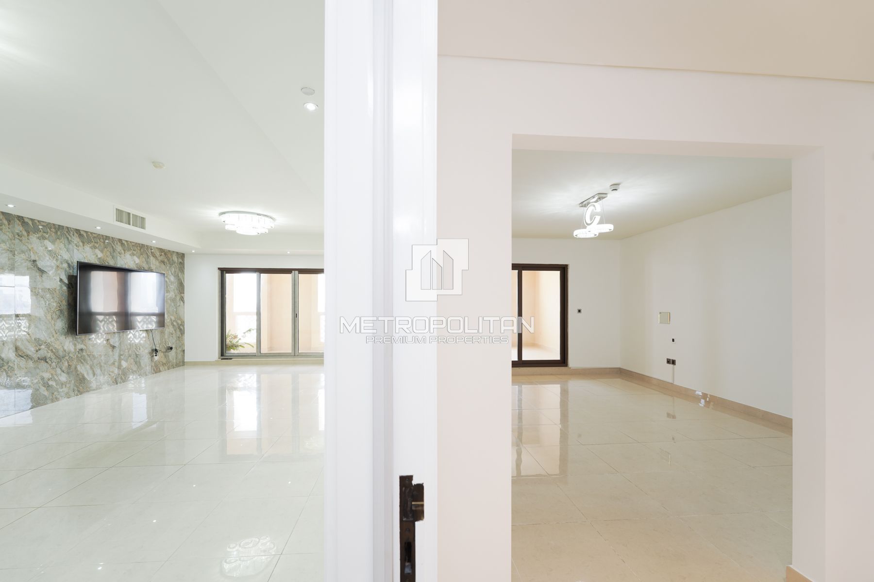 Spacious | Unfurnished | Beach | Palm View| Vacant