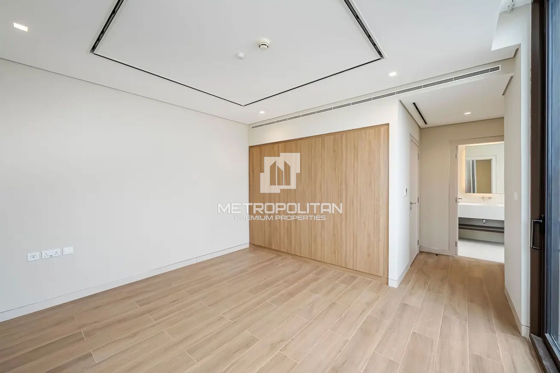 Best Priced | Skyline and Sea View | Spacious
