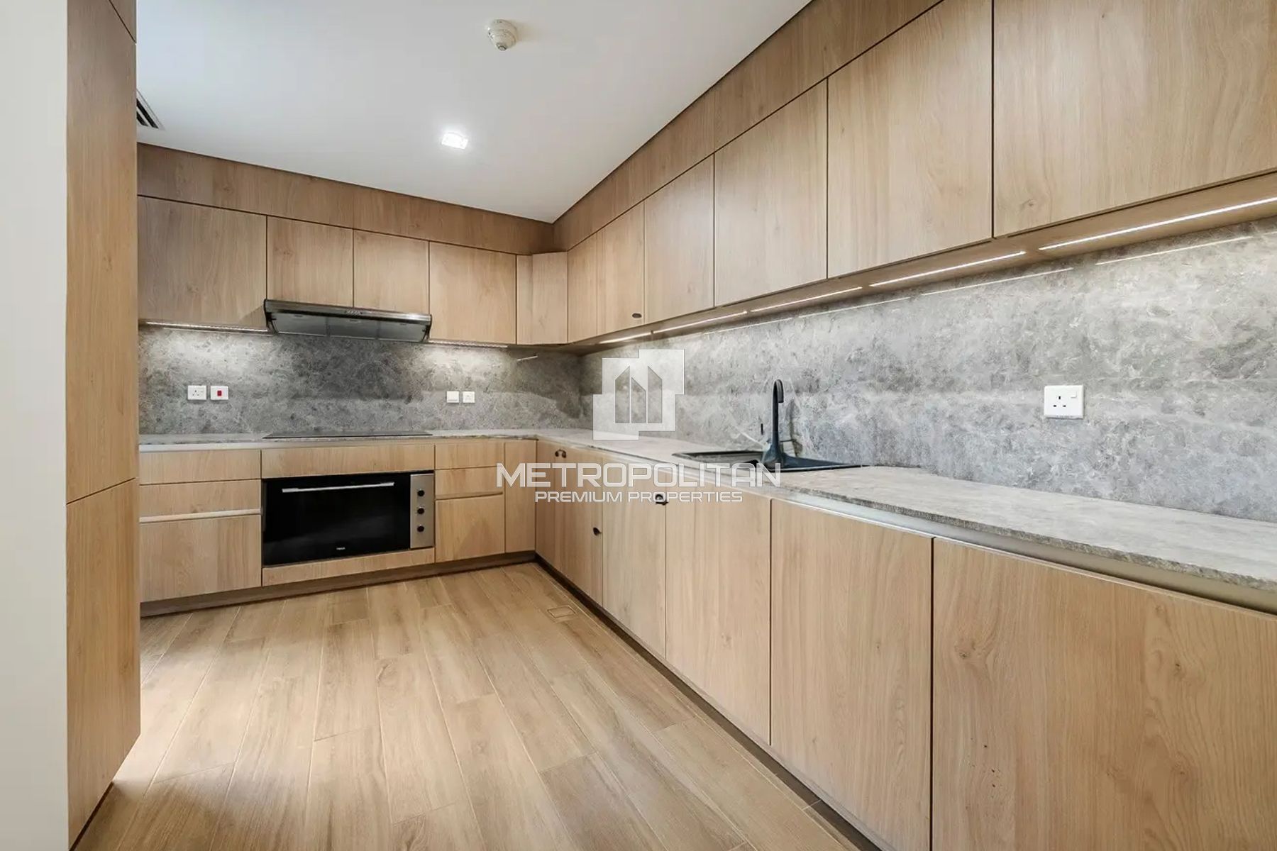 Best Priced | Skyline and Sea View | Spacious