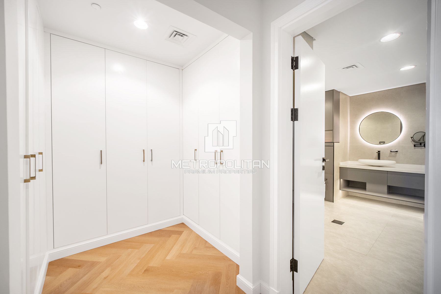 Spacious 4 BR| Upgraded| Vacant| Palm and Sea View