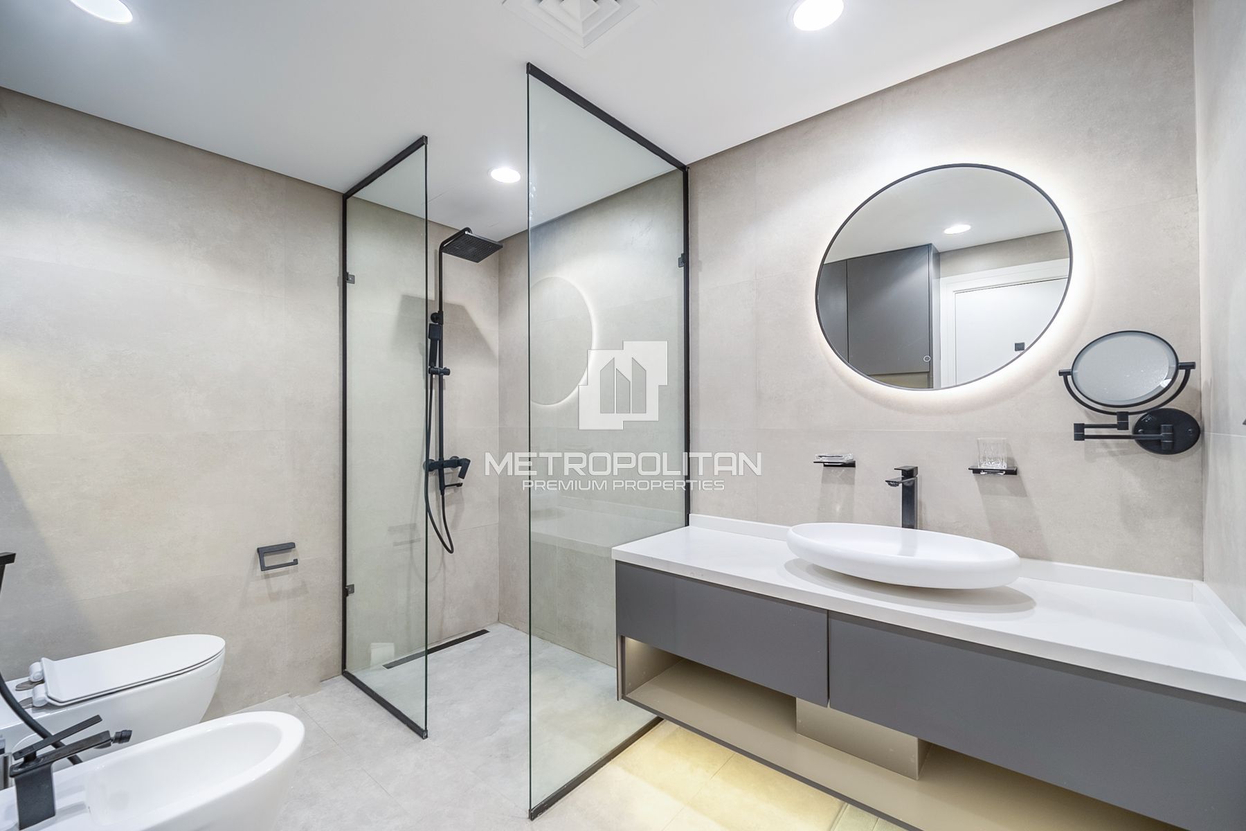 Spacious 4 BR| Upgraded| Vacant| Palm and Sea View