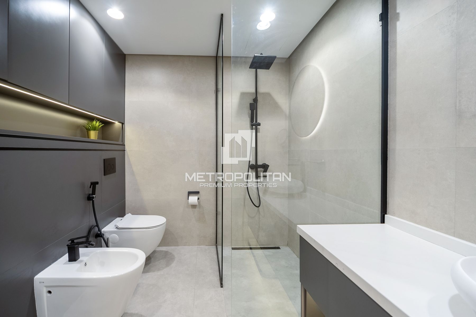 Spacious 4 BR| Upgraded| Vacant| Palm and Sea View