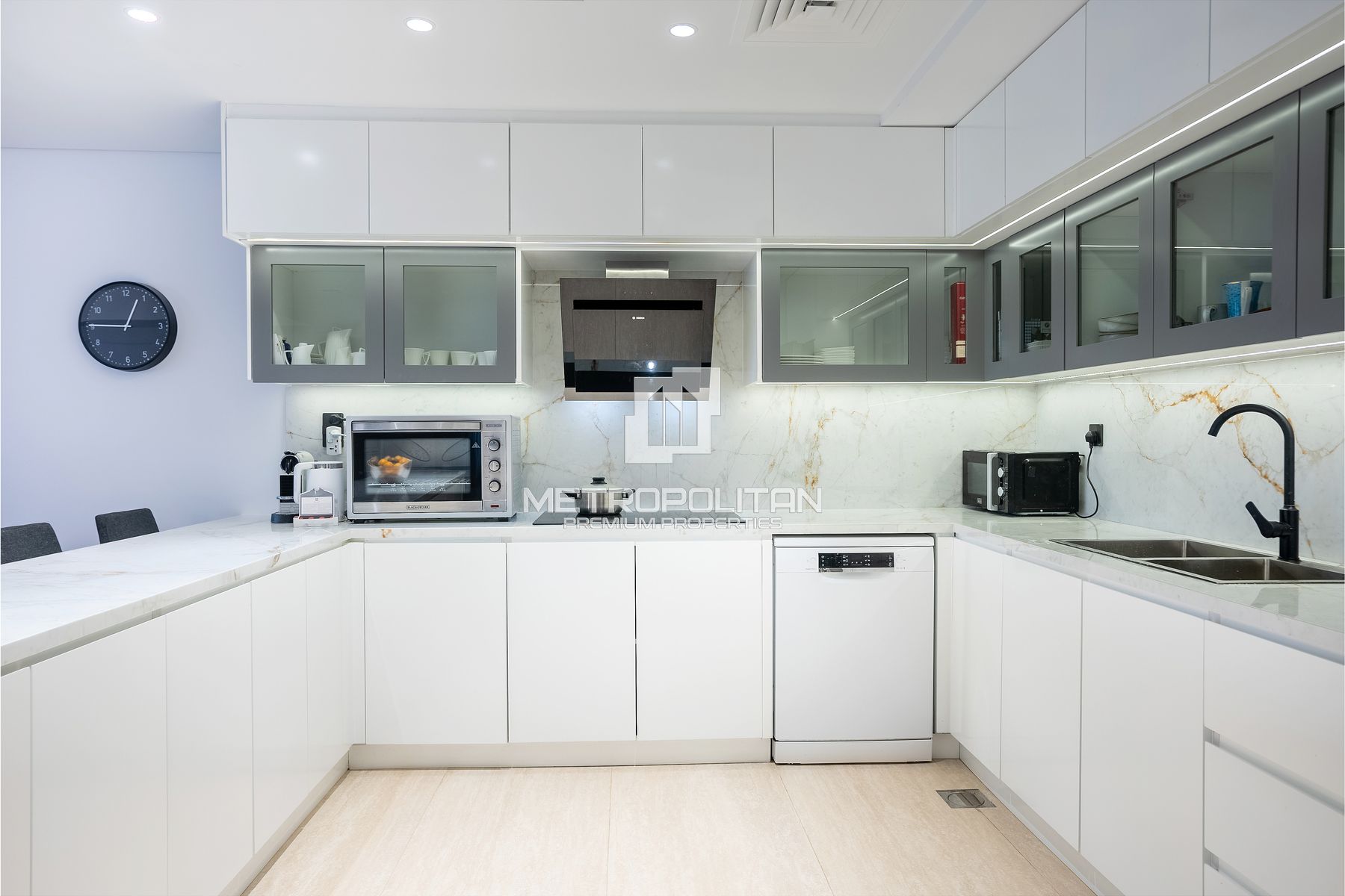 Spacious 4 BR| Upgraded| Vacant| Palm and Sea View
